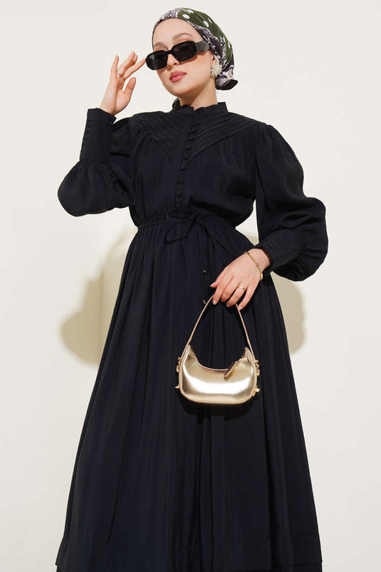 فستان أسود بأزرار أمامية وخصر مطاطي بتصميم نصف بريطاني