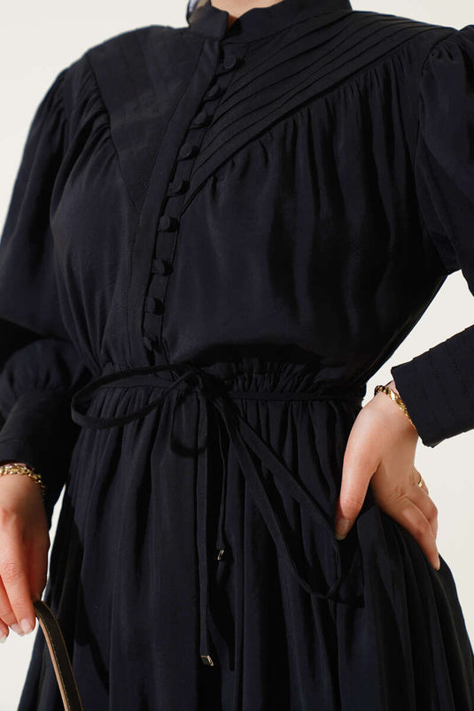 فستان أسود بأزرار أمامية وخصر مطاطي بتصميم نصف بريطاني