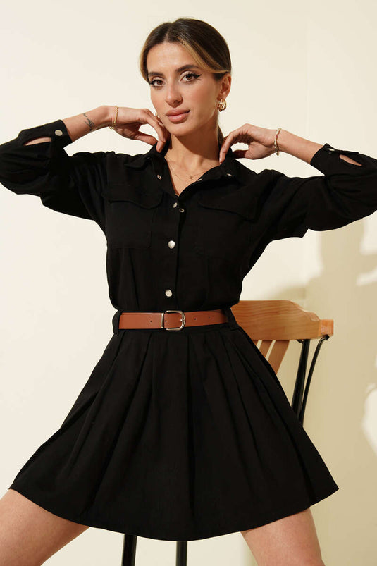 Robe mini plissée avec ceinture et demi-pression noire