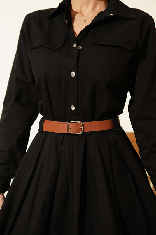 Robe mini plissée avec ceinture et demi-pression noire