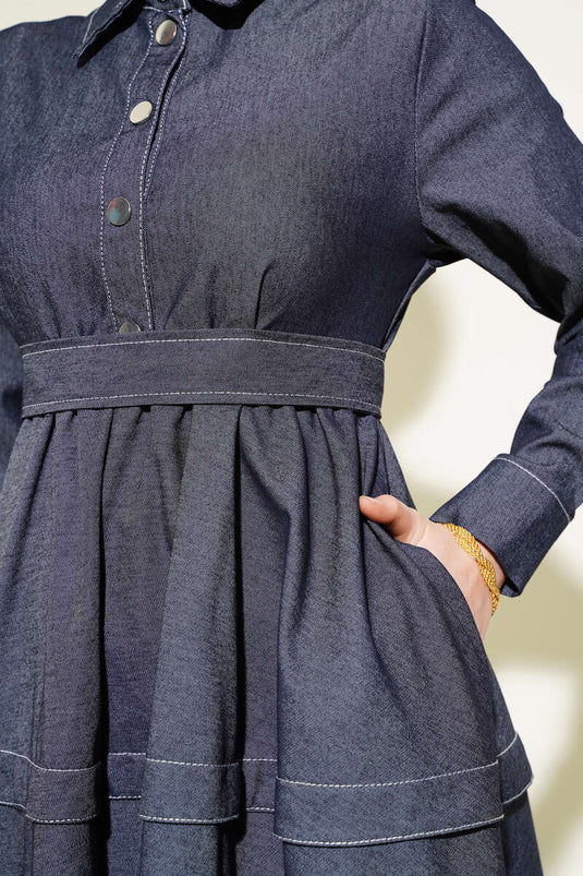 Robe en jean à ceinture et demi-pression, couleur fumée