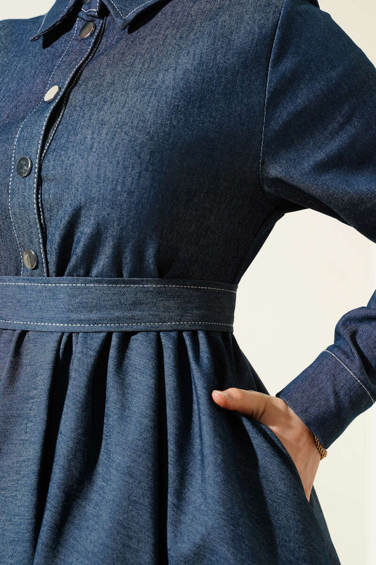 Robe en jean bleu foncé avec ceinture à demi-pression