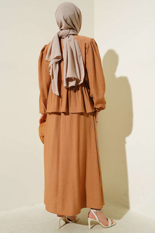 Halb geknöpfter, geschnürter Zweiteiler mit Rock, Farbe Latte