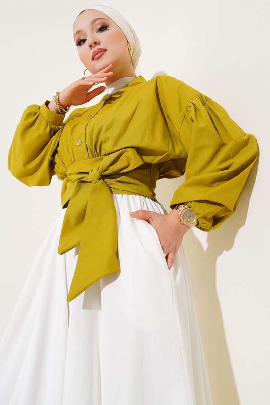 Camisa corta con corbata abotonada a media pierna verde petróleo