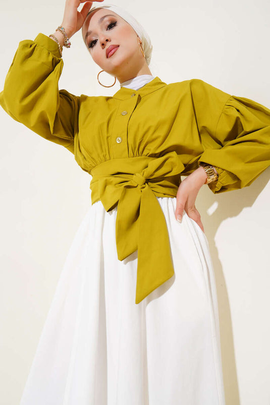 Camisa corta con corbata abotonada a media pierna verde petróleo