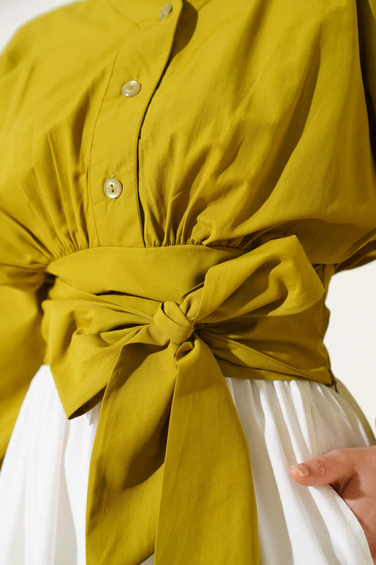 Camisa corta con corbata abotonada a media pierna verde petróleo