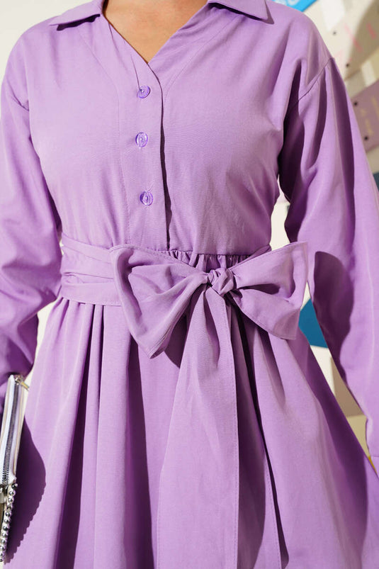 Halb geknöpftes, gebundenes Terikoton-Kleid Lila