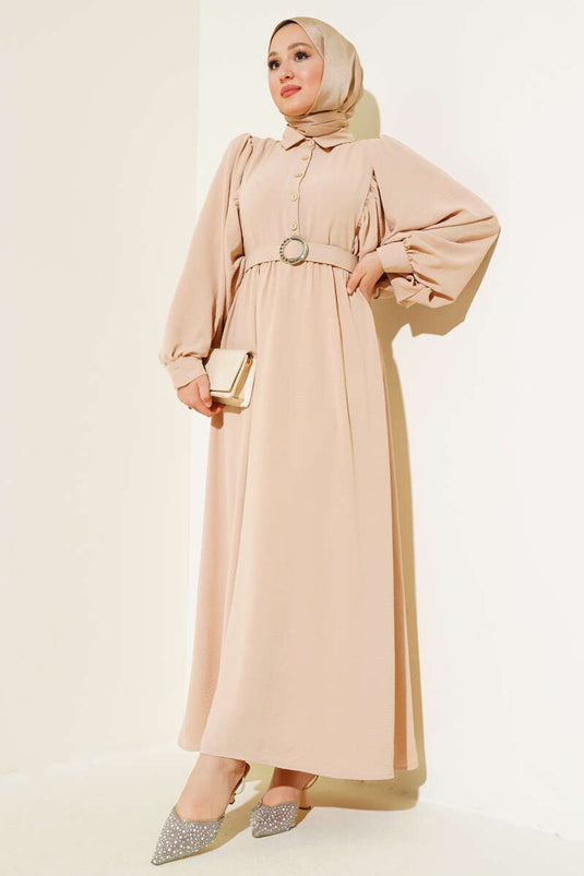 Beigefarbenes Kleid mit halber Knopfleiste, Ballonärmeln und Gürtel
