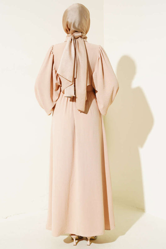 Beigefarbenes Kleid mit halber Knopfleiste, Ballonärmeln und Gürtel