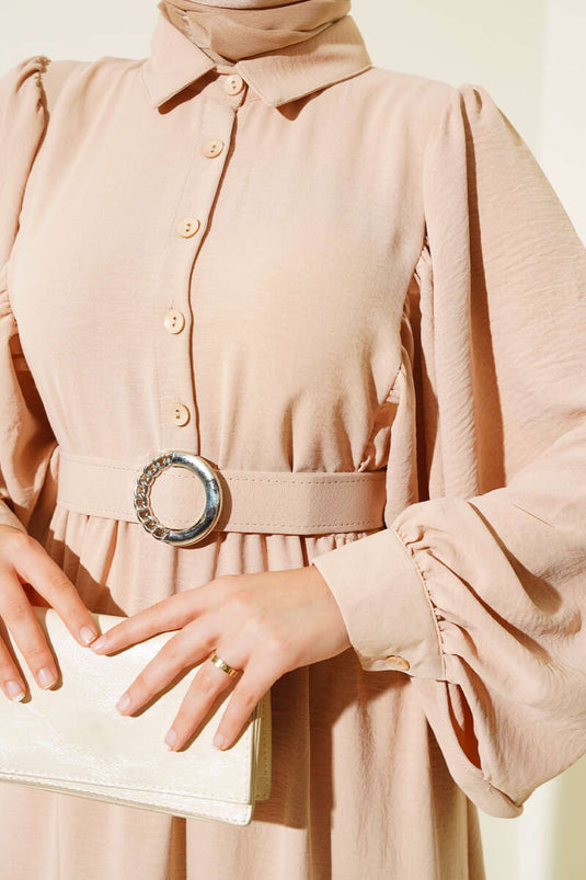 Beigefarbenes Kleid mit halber Knopfleiste, Ballonärmeln und Gürtel