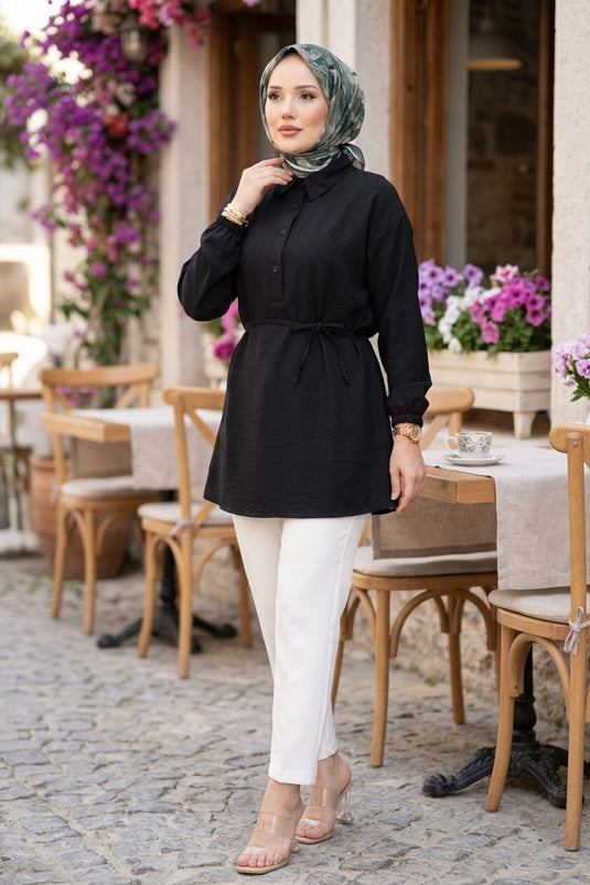 Tunique noire à ceinture nouée à la taille avec demi-boutons