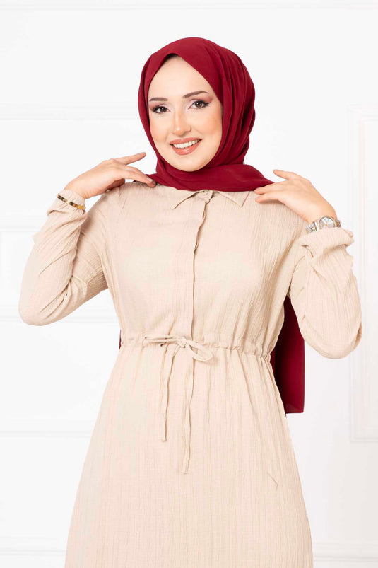 Abito hijab plissettato con mezza vita abbottonata beige