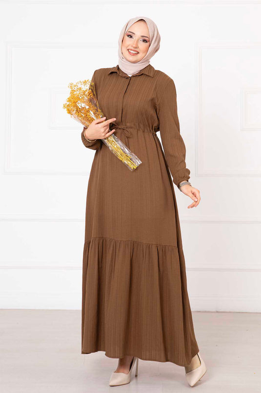 Plissiertes Hijab-Kleid mit halbgeknöpfter Taille und braun