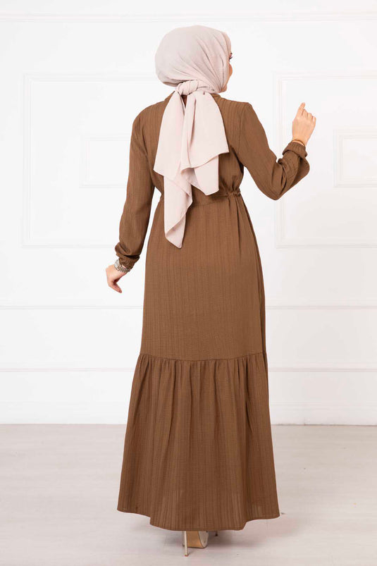 Plissiertes Hijab-Kleid mit halbgeknöpfter Taille und braun