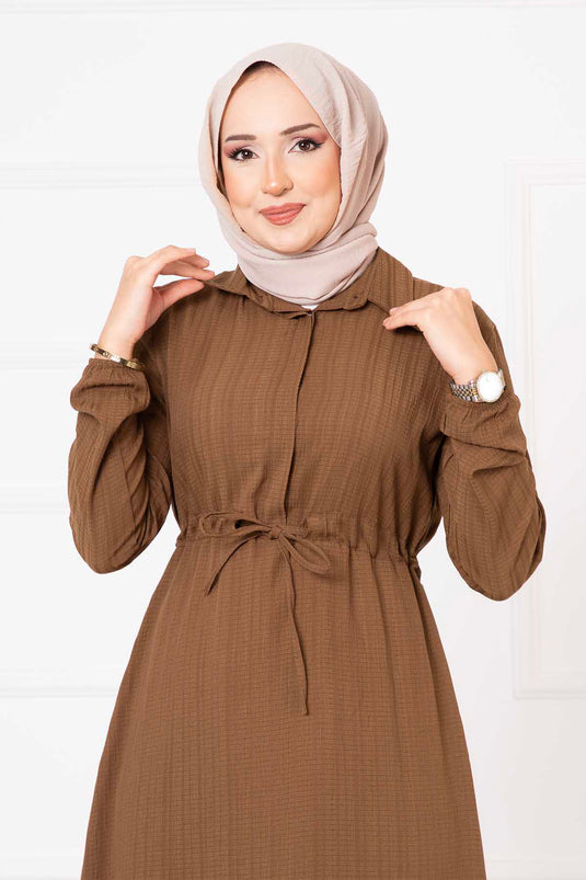 Plissiertes Hijab-Kleid mit halbgeknöpfter Taille und braun