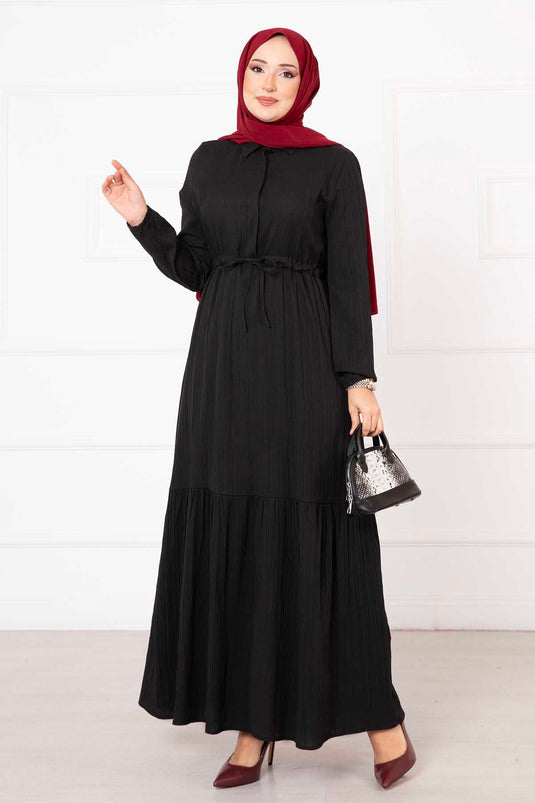 Plissiertes Hijab-Kleid mit halbgeknöpfter Taille und schwarzer Spitze