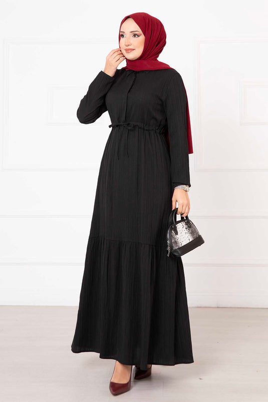 Plissiertes Hijab-Kleid mit halbgeknöpfter Taille und schwarzer Spitze