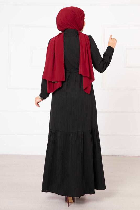 Plissiertes Hijab-Kleid mit halbgeknöpfter Taille und schwarzer Spitze