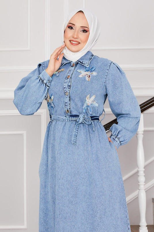 Robe en jean à demi-bouton avec détails floraux délavés à la neige