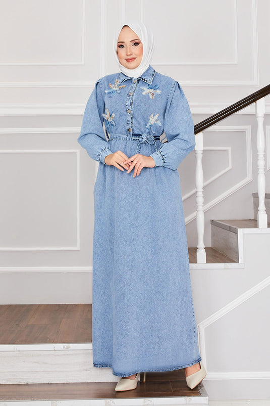 Robe en jean à demi-bouton avec détails floraux délavés à la neige