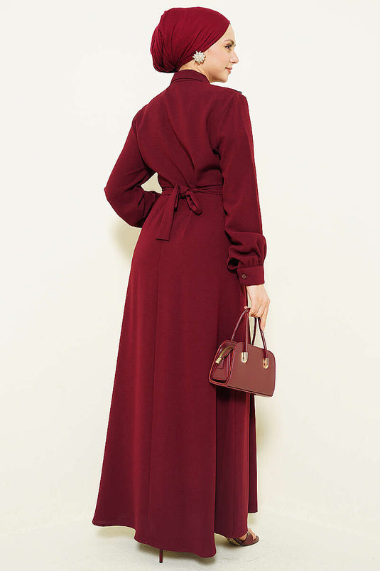 فستان دانتيل بتفاصيل أزرار نصفية باللون العنابي