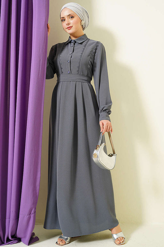 Robe grise avec détails en dentelle et demi-boutons