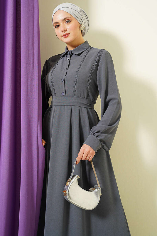 Robe grise avec détails en dentelle et demi-boutons