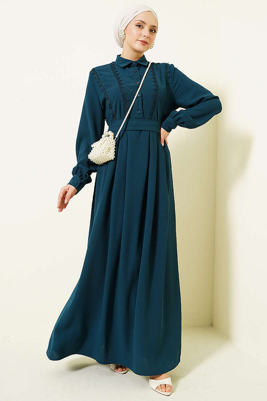 فستان بتفاصيل دانتيل وأزرار نصفية بلون الزمرد