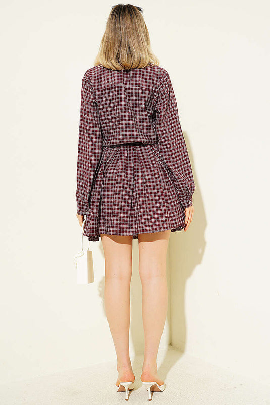 Robe mini plissée à carreaux bordeaux avec demi-boutons