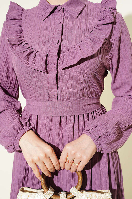 Robe en crêpe froissé lilas avec volants et demi-boutons