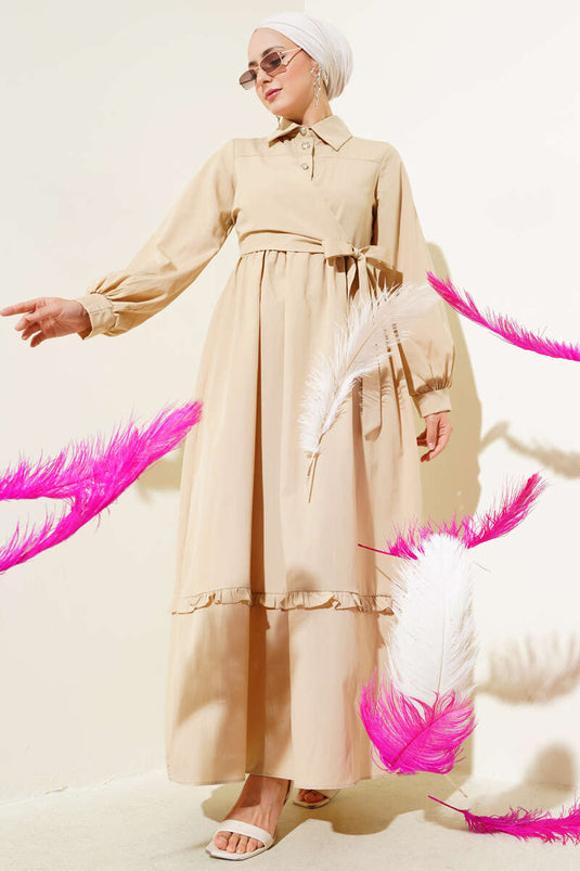 Halbgeknöpftes Kleid mit Rüschen und seitlicher Schnürung Beige