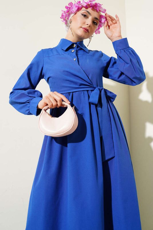 Halbgeknöpftes Kleid mit Rüschen und seitlicher Schnürung, Saxe