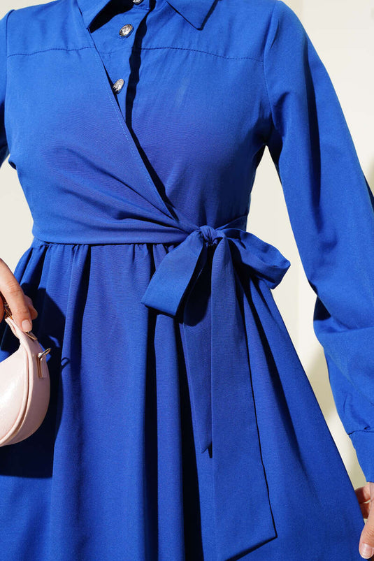 Halbgeknöpftes Kleid mit Rüschen und seitlicher Schnürung, Saxe