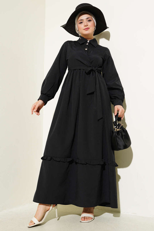 Robe noire à volants et demi-boutonnage avec lien sur le côté