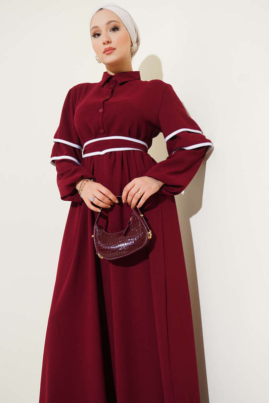 Vestido burdeos con cinturón y medio botón adornado