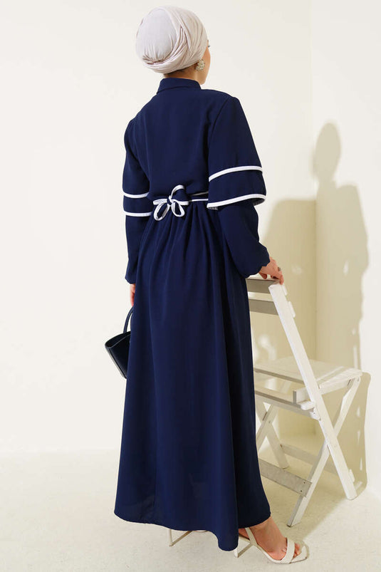 Halbgeknöpftes Kleid mit Garn und Gürtel in Marineblau