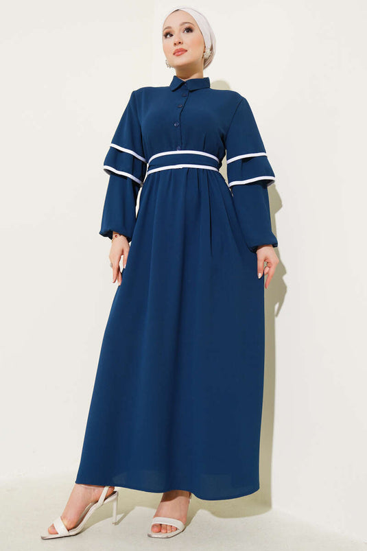 Vestido con cinturón adornado y medio abotonado color petróleo