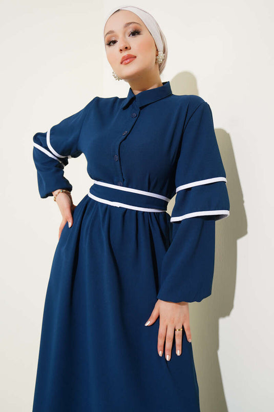 Vestido con cinturón adornado y medio abotonado color petróleo