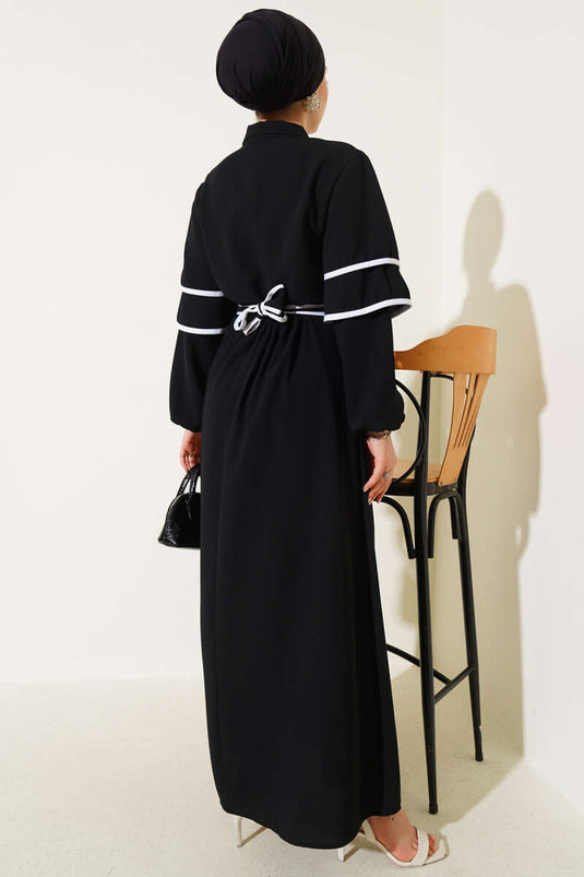 Halbgeknöpftes Kleid mit Garn und Gürtel in Schwarz