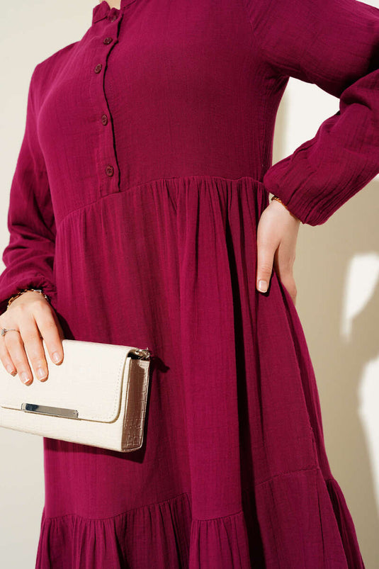 Halbgeknöpftes Musselinkleid mit Stehkragen in Burgunderrot