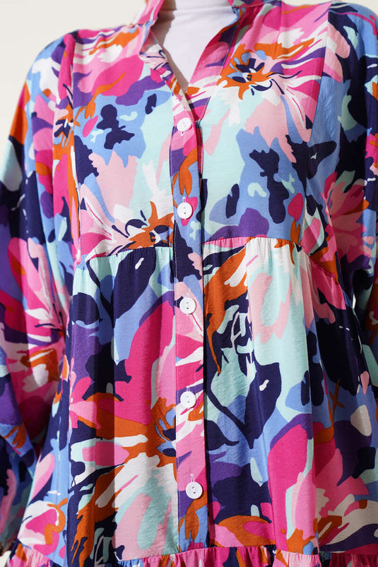 Halbgeknöpftes, aufwendig gemustertes Kleid indigo