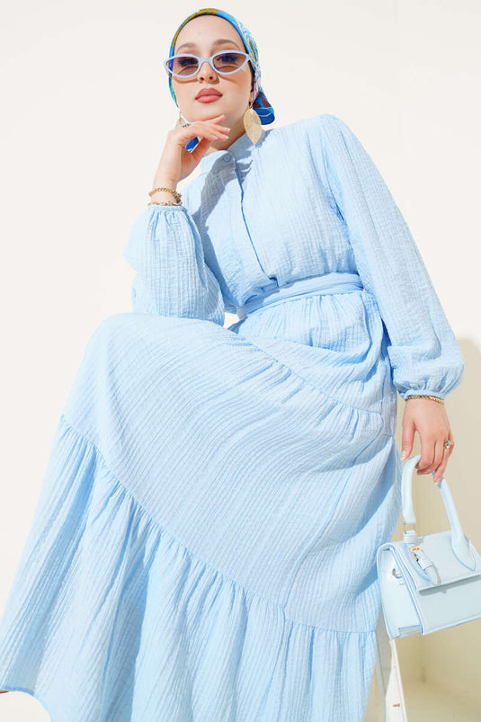 Robe en seersucker à demi-boutonnage et à superpositions bleue