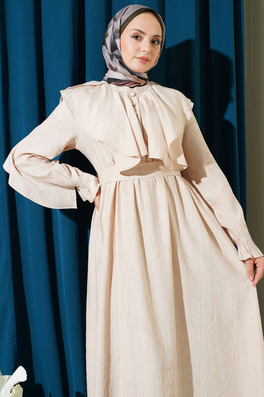 Robe beige à volants avec ceinture et demi-boutons