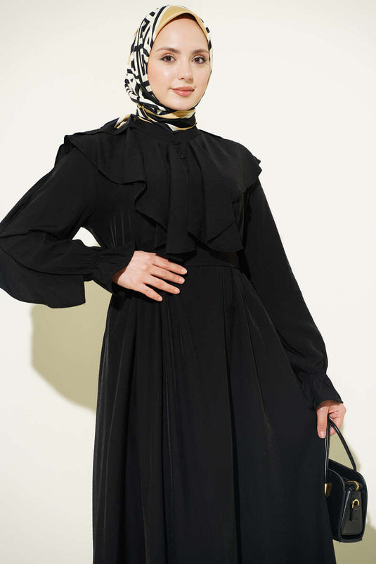 Robe noire à volants avec ceinture et demi-boutons