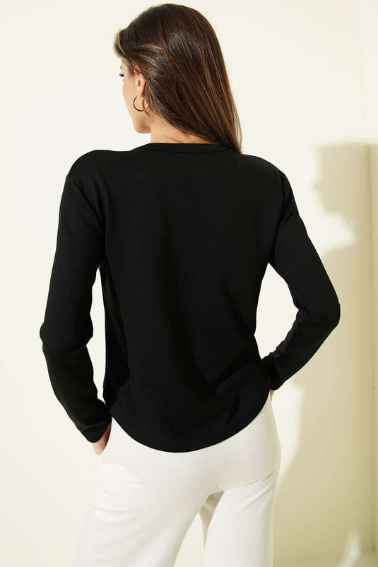 بلوزة لويشا بأزرار نصفية باللون الأسود