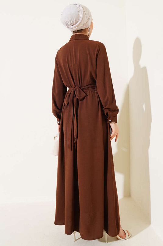 Braunes Kleid mit halb geknöpftem, gekreuztem Bindeband vorne