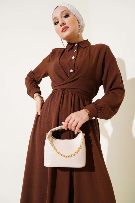 Braunes Kleid mit halb geknöpftem, gekreuztem Bindeband vorne