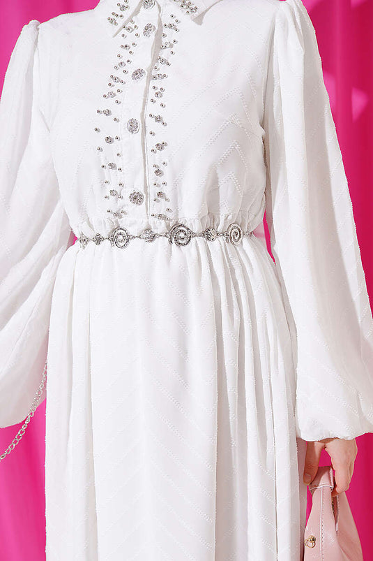 Robe à demi-boutons avec pierres sur le devant, couleur écru