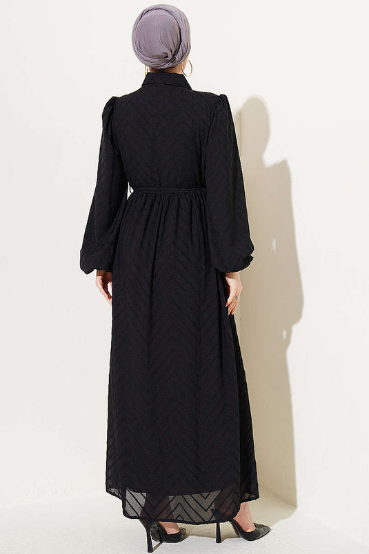 Robe noire à boutons partiels et ornée de pierres sur le devant