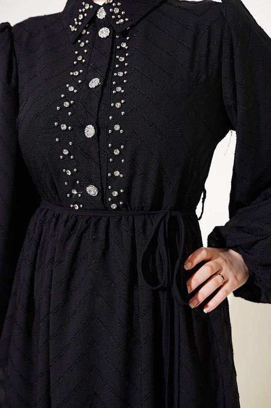 Robe noire à boutons partiels et ornée de pierres sur le devant